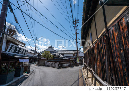 奈良県五條市の国の重要伝統的建造物群保存地区に指定されている古い街並みの新町通りを撮影 119257747