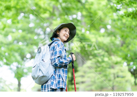 登山をするミドルの女性 登山をするミドルの女性 119257950