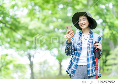 登山をするミドルの女性 119257952