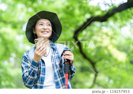 登山をするミドルの女性 119257953
