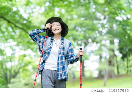 登山をするミドルの女性 登山をするミドルの女性 119257956