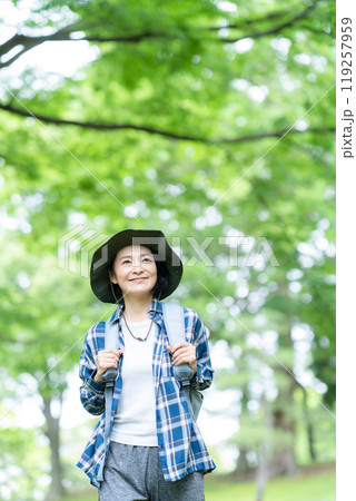 登山をするミドルの女性 登山をするミドルの女性 119257959