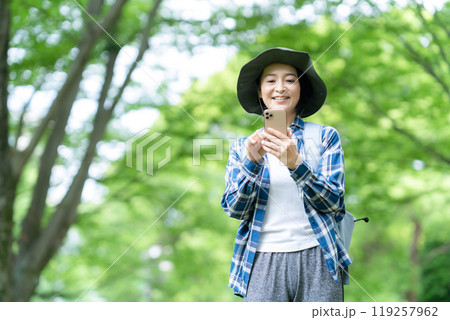 登山をするミドルの女性 登山をするミドルの女性 119257962