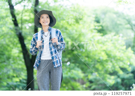 登山をするミドルの女性 119257971
