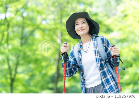 登山をするミドルの女性 119257976