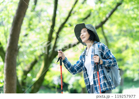 登山をするミドルの女性 登山をするミドルの女性 119257977