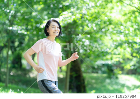 ウォーキングをするミドルの女性 119257984