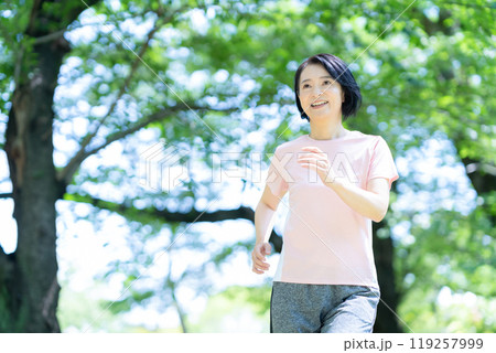 ウォーキングをするミドルの女性 119257999