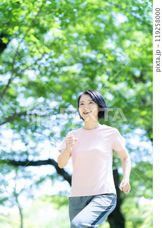 ウォーキングをするミドルの女性 119258000