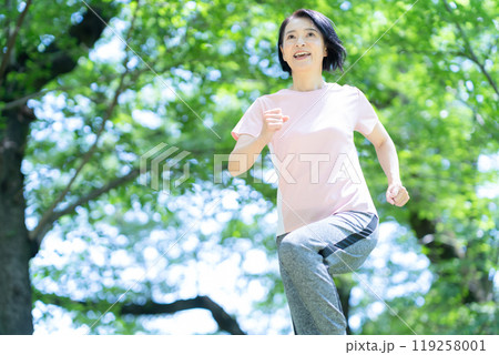 ウォーキングをするミドルの女性 119258001