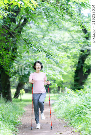 ウォーキングをするミドルの女性 ウォーキングをするミドルの女性 119258014