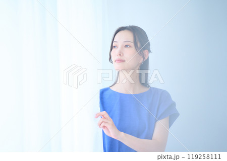 佇む女性 佇む女性 119258111
