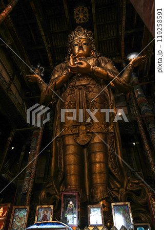 ウランバートルガンダン寺の立仏 119258591