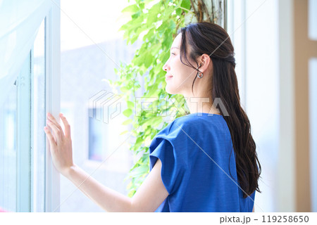 外の景色を見る女性 119258650