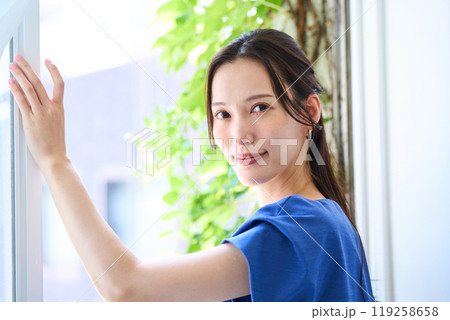 外の景色を見る女性 外の景色を見る女性 119258658
