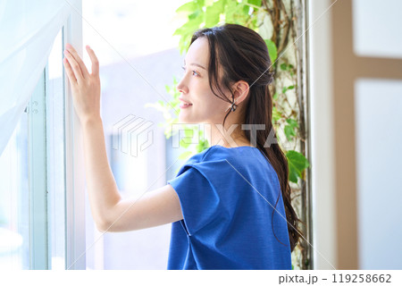 外の景色を見る女性 119258662