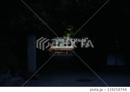 【京都嵐山】野宮神社付近の踏切を通過する普通電車 【京都嵐山】野宮神社付近の踏切を通過する普通電車 119258748