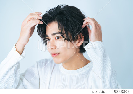ヘアセットする男性　メンズコスメ　ヘアケア 119258808