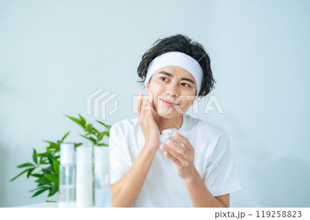 肌にクリームを塗る男性 スキンケア メンズコスメ 男性用化粧品 肌にクリームを塗る男性 スキンケア メンズコスメ 男性用化粧品 119258823