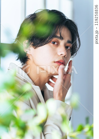 男性ポートレート　ジェンダーレスメイク　メンズコスメ　スキンケア 119258836