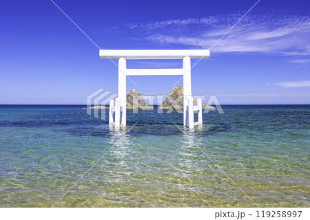 二見ヶ浦の透明感あふれる美しい海と白い鳥居と夫婦岩（福岡県糸島市） 119258997