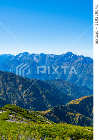 秋の唐松岳登山(唐松岳山頂から立山・剱岳方面の眺め) 秋の唐松岳登山(唐松岳山頂から立山・剱岳方面の眺め) 119259041