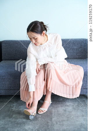 ソファーに座る女性 119259170