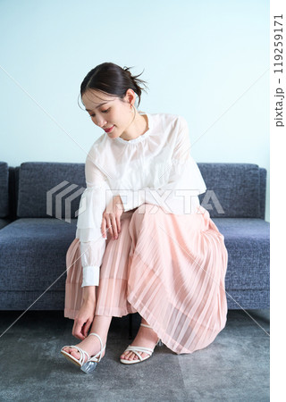 ソファーに座る女性 119259171