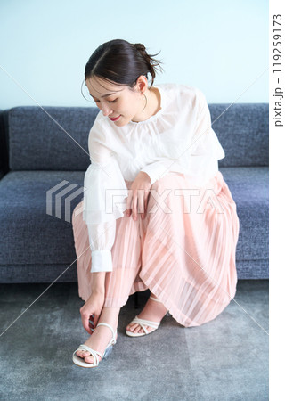 ソファーに座る女性 119259173