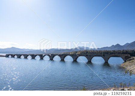 秋晴れの日の旧国鉄士幌線タウシュベツ川橋梁 北海道上士幌町 秋晴れの日の旧国鉄士幌線タウシュベツ川橋梁 北海道上士幌町 119259231