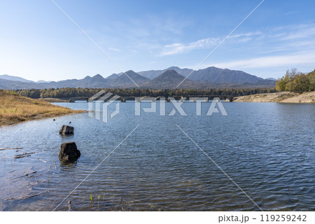 秋晴れの日の旧国鉄士幌線タウシュベツ川橋梁　北海道上士幌町 119259242