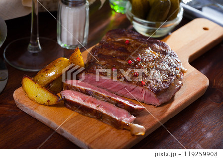 Juicy roasted beef Juicy roasted beef 119259908