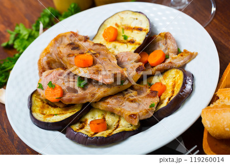 Barbecued lamb chops with aubergine 119260014