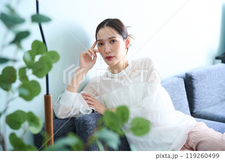 ソファーに座る女性 119260499