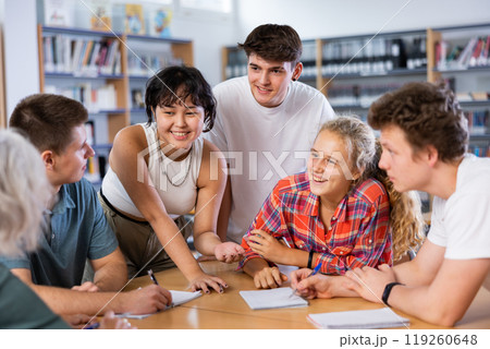 Group portrait of smiling young teenage children working together in library Group portrait of smiling young teenage children working together in library 119260648