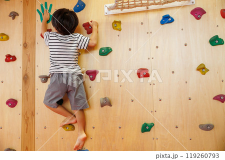 ボルダリング(男の子) ボルダリング(男の子) 119260793