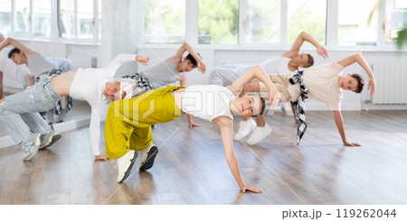 Teen girl with group of teenage friends, learn to dance hip hop Teen girl with group of teenage friends, learn to dance hip hop 119262044