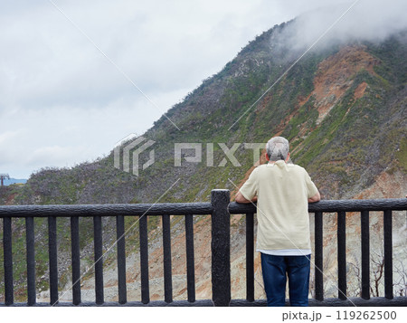夏の箱根観光名所大湧谷にいるシニア男性の観光客の姿 夏の箱根観光名所大湧谷にいるシニア男性の観光客の姿 119262500