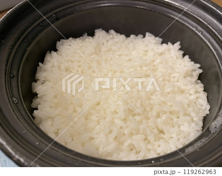 土鍋炊きたての白米 ふっくらつやつやのご飯 土鍋炊きたての白米 ふっくらつやつやのご飯 119262963