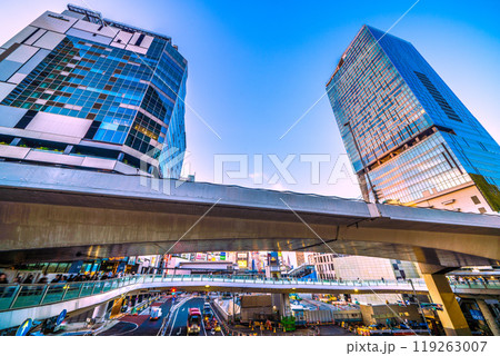 日本の東京都市景観 NTTドコモ代々木ビルや渋谷駅西口を望む。右は渋谷スクランブルスクエア＝14日 119263007