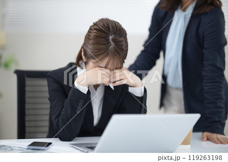 仕事で落ち込む若いビジネスウーマン  119263198
