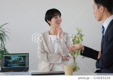 質問されて考えながら答えるビジネスウーマン_1 質問されて考えながら答えるビジネスウーマン_1 119263228