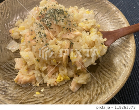 鮭チャーハン ほぐし鮭の旨みが香る炒飯 鮭チャーハン ほぐし鮭の旨みが香る炒飯 119263375