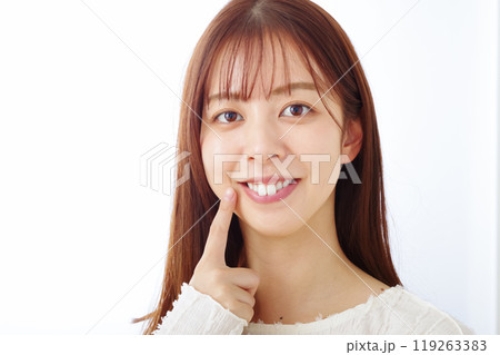 口元を笑顔で指さす女性 口元を笑顔で指さす女性 119263383
