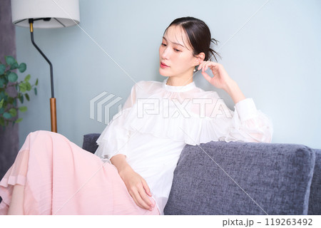 ソファーに座る女性 ソファーに座る女性 119263492