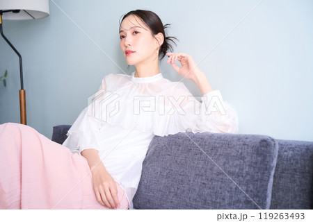 ソファーに座る女性 ソファーに座る女性 119263493
