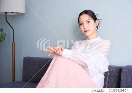ソファーに座る女性 119263494