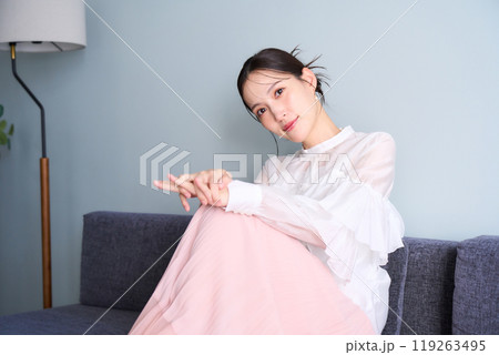 ソファーに座る女性 ソファーに座る女性 119263495