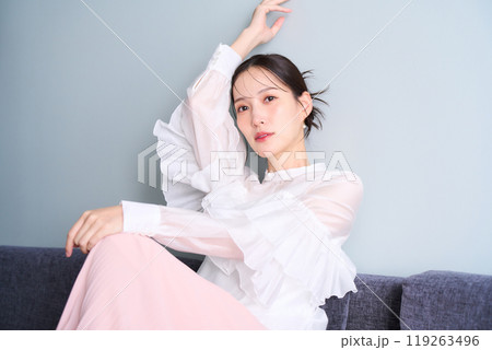 ソファーに座る女性 ソファーに座る女性 119263496