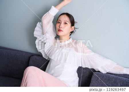 ソファーに座る女性 119263497